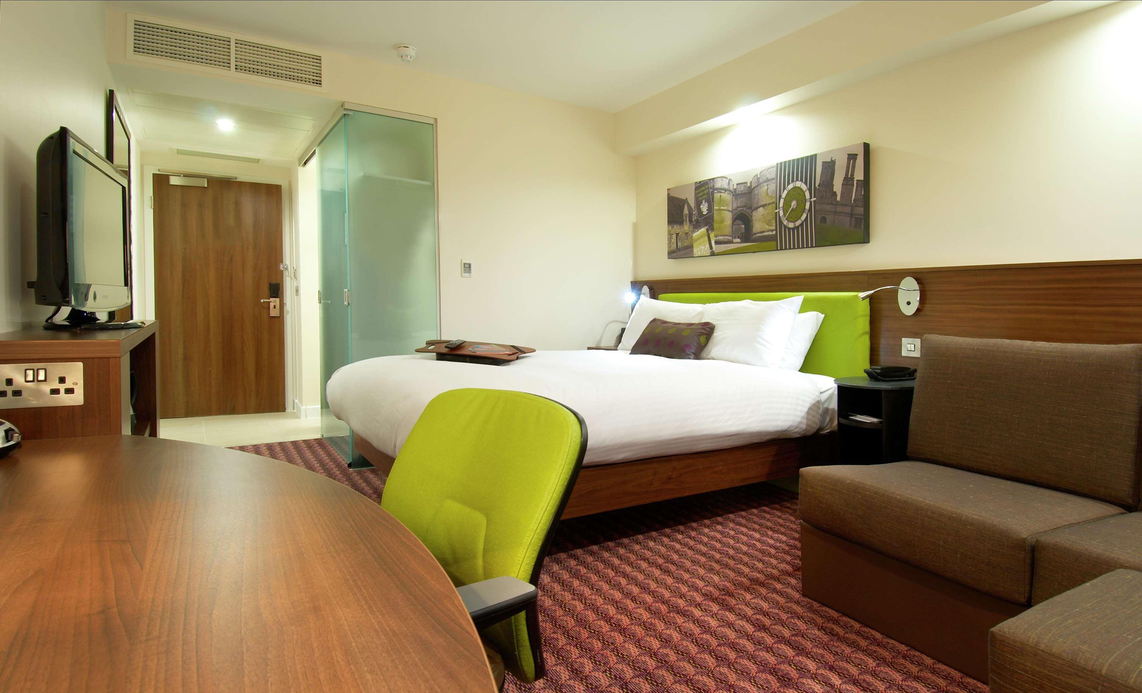 Hampton By Hilton Corby Hotel Стая снимка