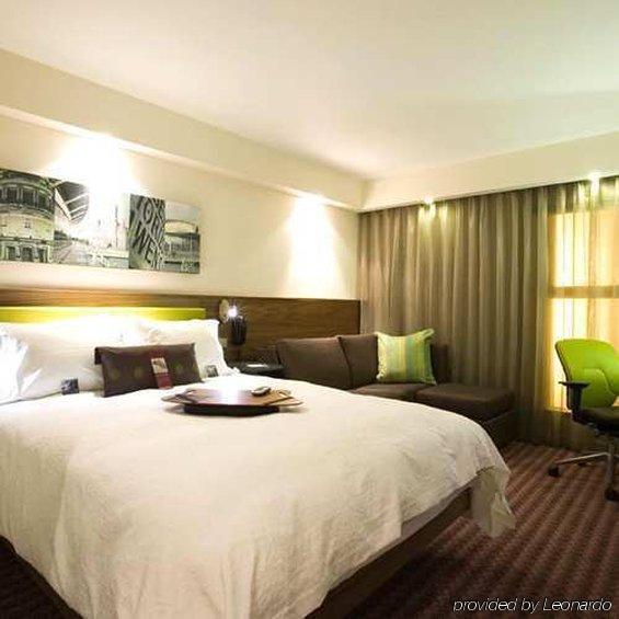 Hampton By Hilton Corby Hotel Стая снимка